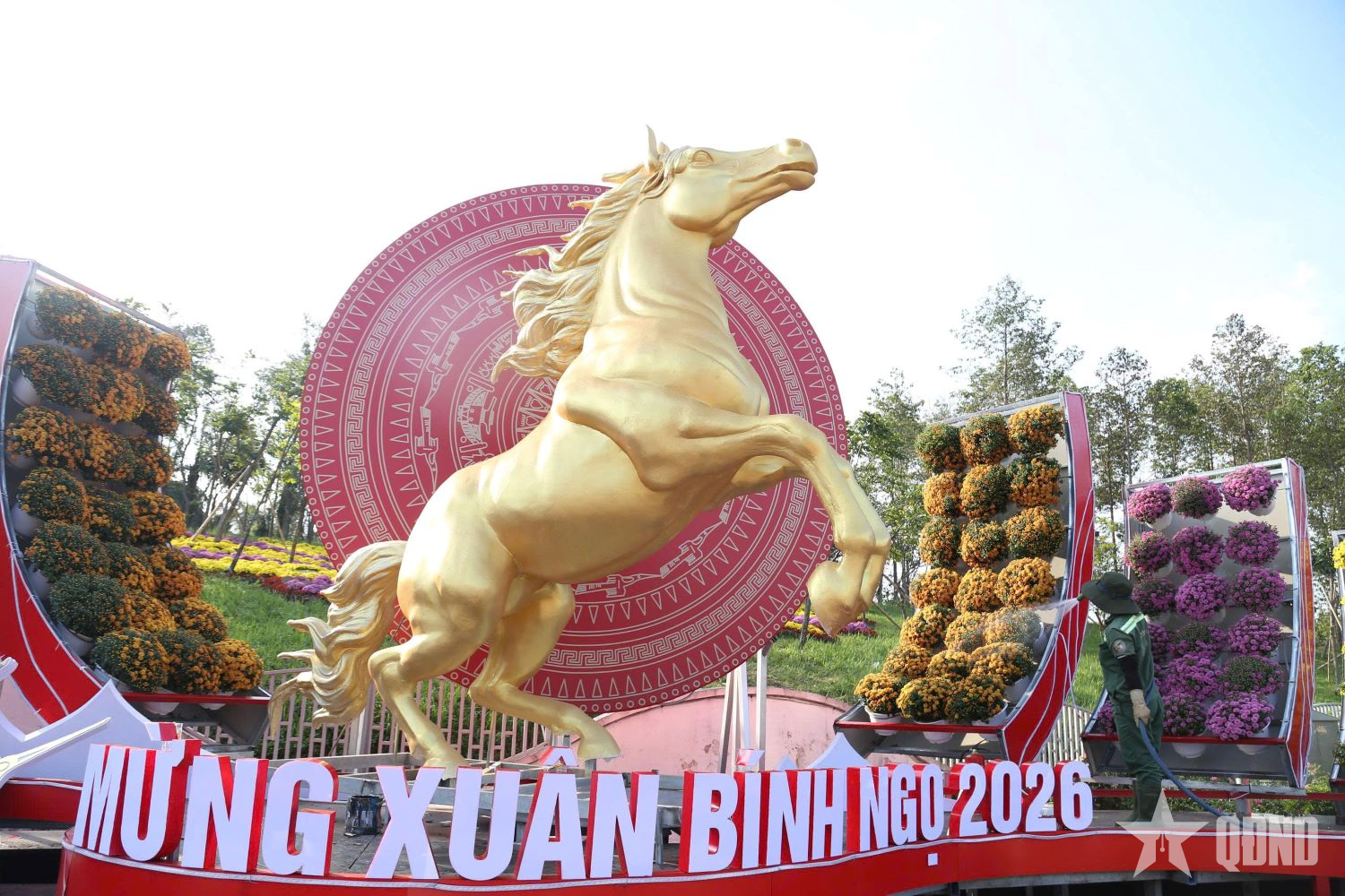 Khí thế Xuân Bính Ngọ 2026 từ linh vật ngựa vàng tại Nghệ An